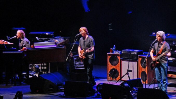 1200px-Phish_2009-12-30